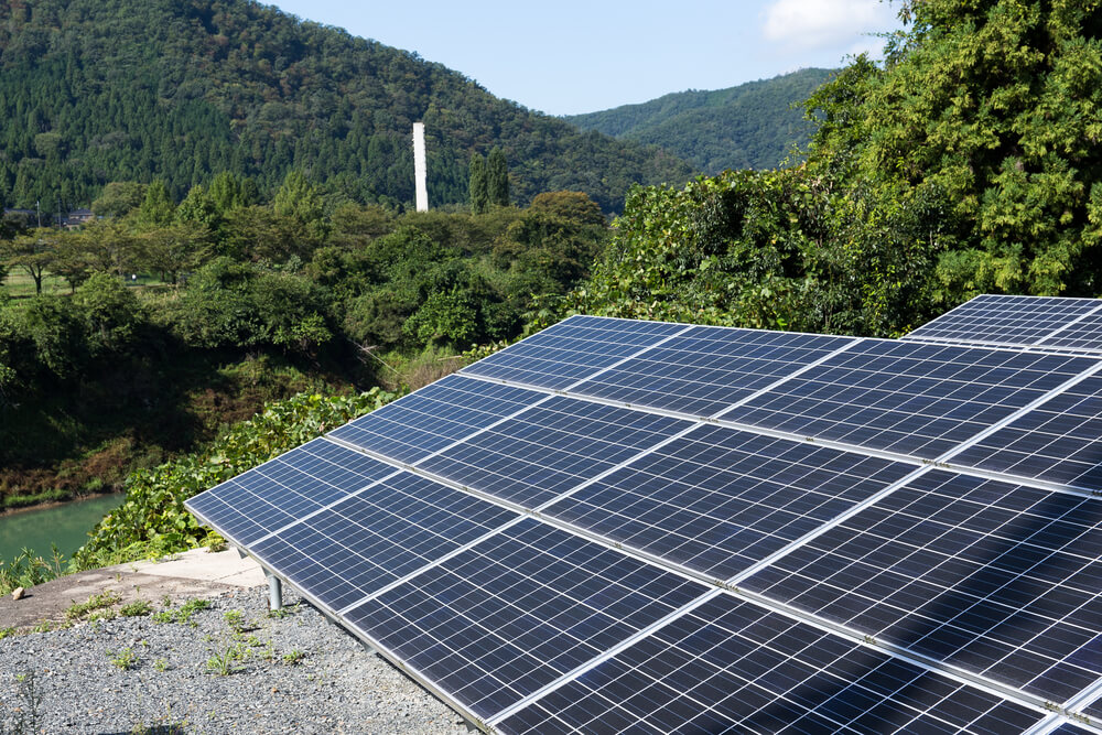 grid-tied solar vs. off-grid power